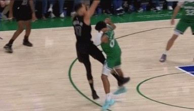 小波特撩阴腿造克里斯蒂犯规 独行侠果断挑战成功改判争球